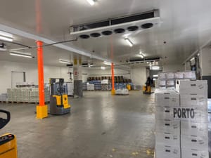 Cella frigorifera del deposito con transpallet elettrici
