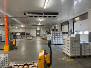 Merce pallettizzata in attesa di carico nella cella frigorifera