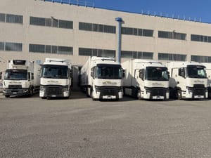 Mezzi Val.Tra.Log. allineati nel piazzale del deposito